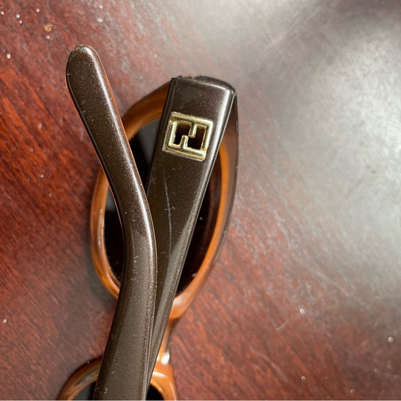 Vintage pair of Fendi sunglasses - Picture 8 of 8
